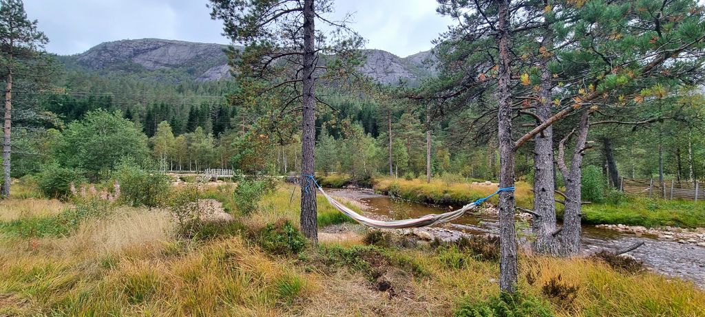 Campo nella natura con vasca idromassaggio, sauna e vista sul fiume