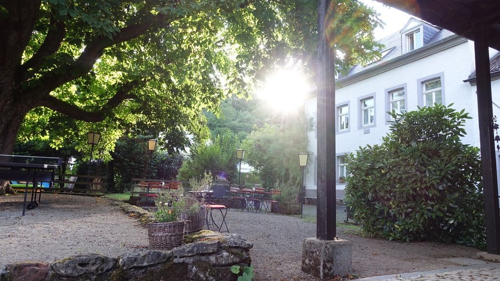 Mini campamento en una antigua granja con instalaciones sanitarias y electricidad