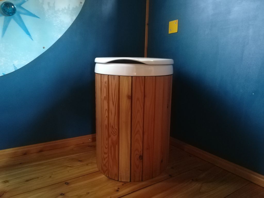 Casa minuscola nella Foresta della Franconia, proprio ai margini del bosco