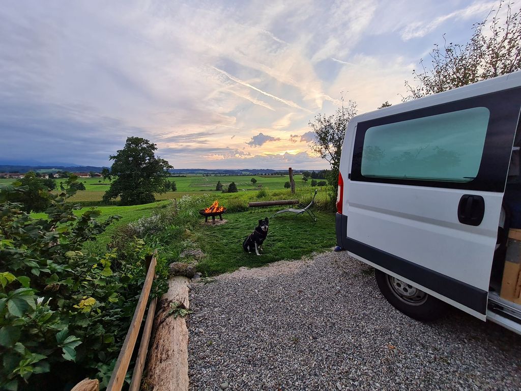 Alleinstehender Stellplatz mit See,- und Bergblick