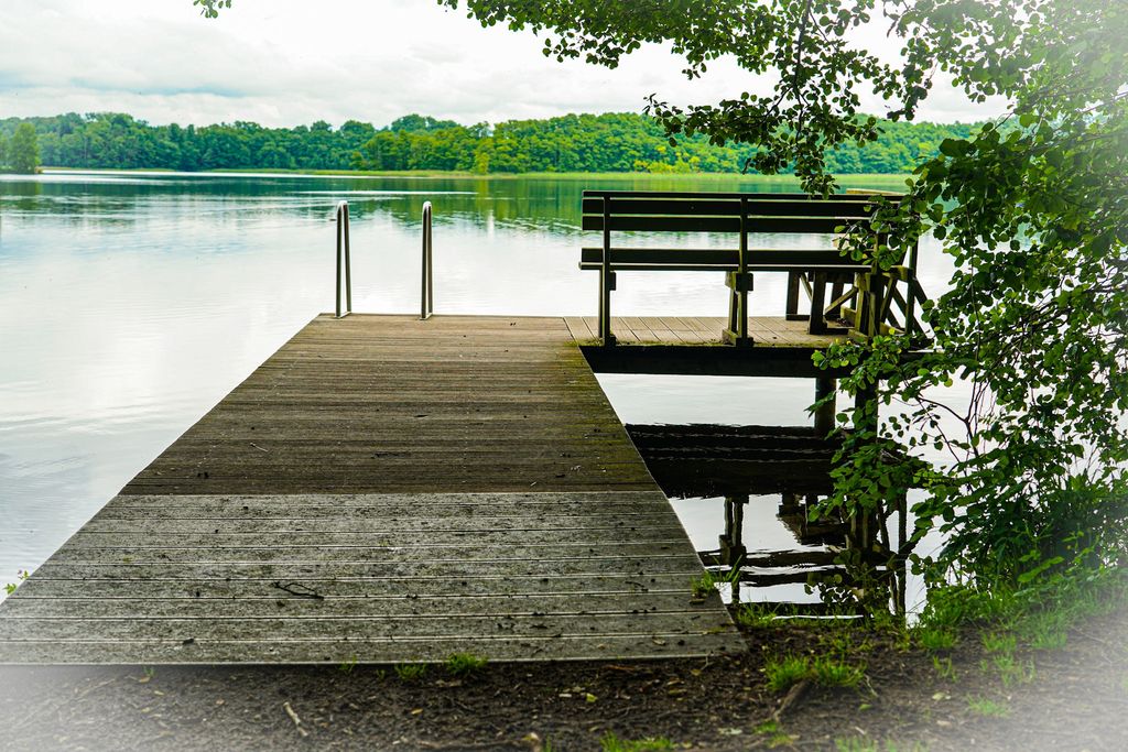 Small courtyard by the lake in Kukuk, camper oasis