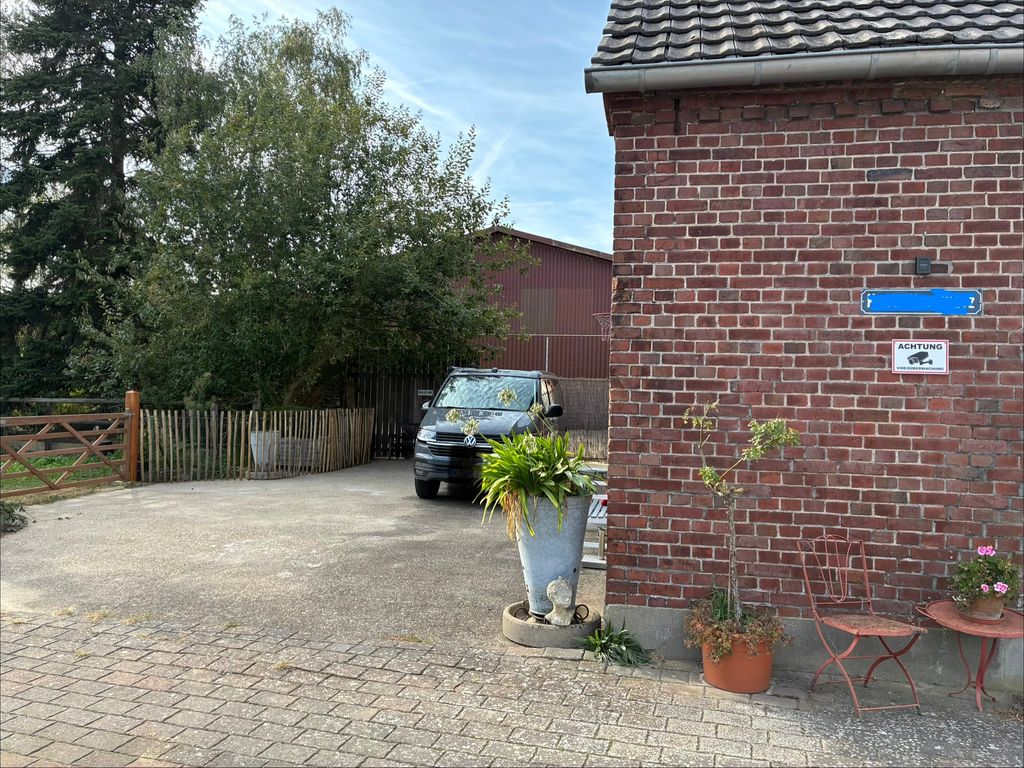 Basse-Rhénanie, Clèves : emplacement de stationnement dans une cour