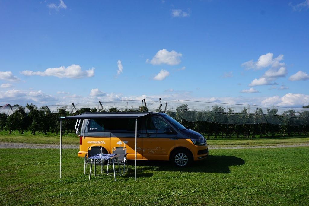 Camping con vistas al lago Constanza manzanos