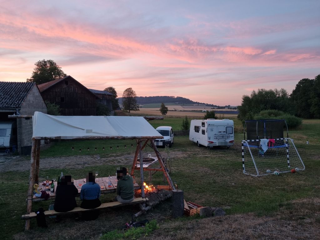 Prairie familiale : poney, aire de jeux et tranquillité