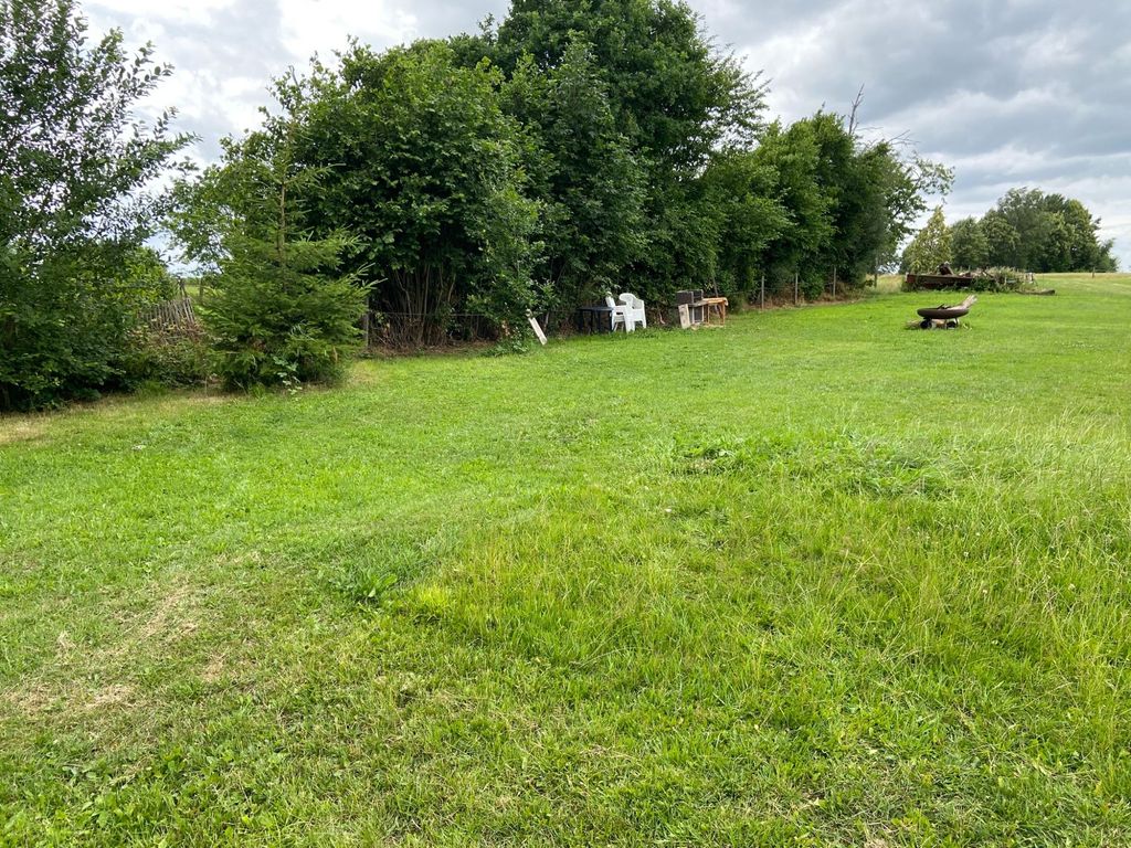Un bout de prairie à plus de 300 m avec une vue lointaine