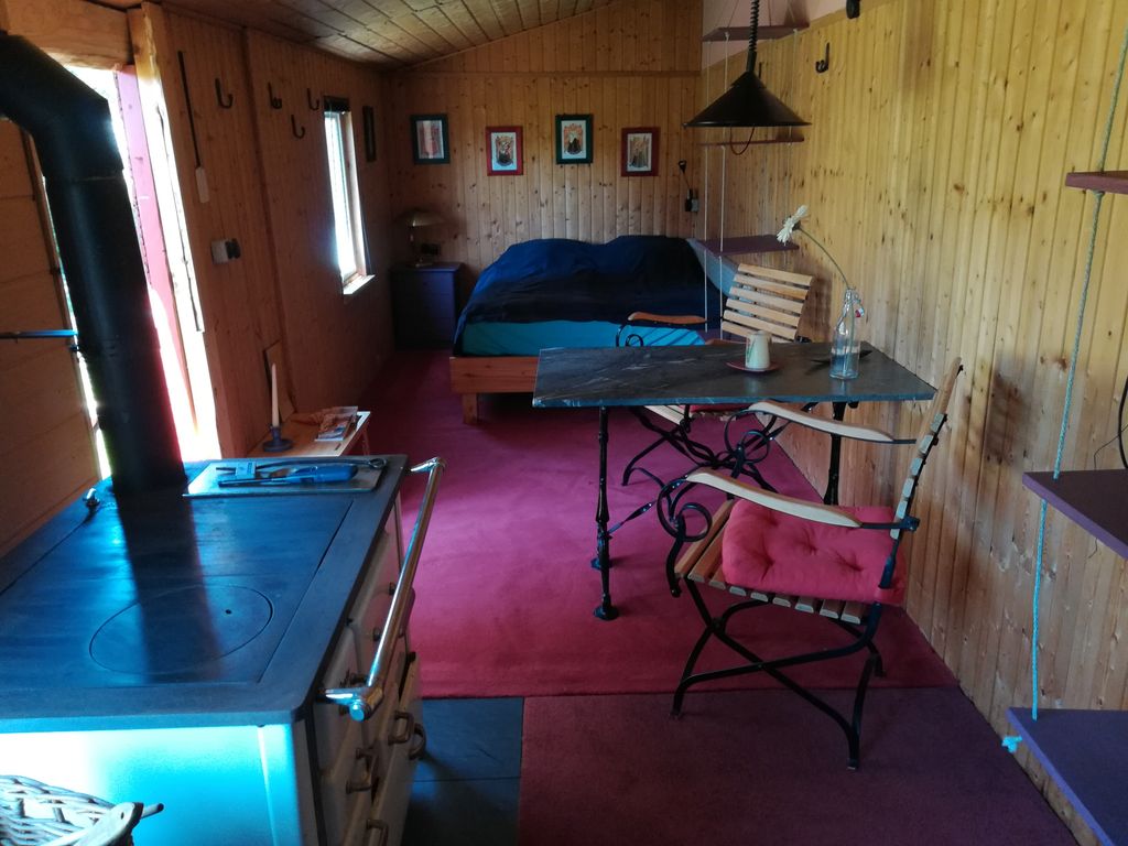 Une tiny-house "ab-hang" à la campagne, à côté d'animaux
