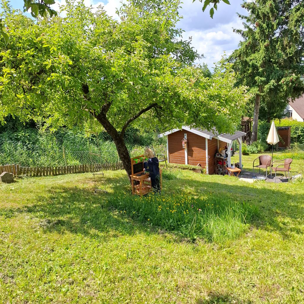 Campeggio tranquillo in un giardino naturale creativo
