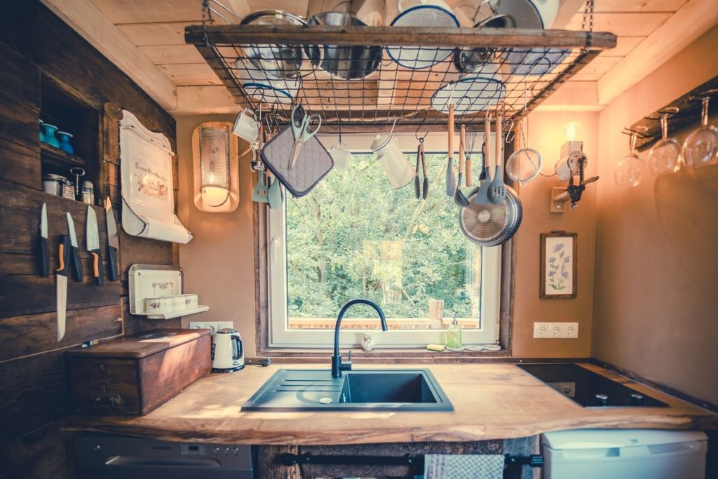 Casa sostenible en un árbol al borde del bosque