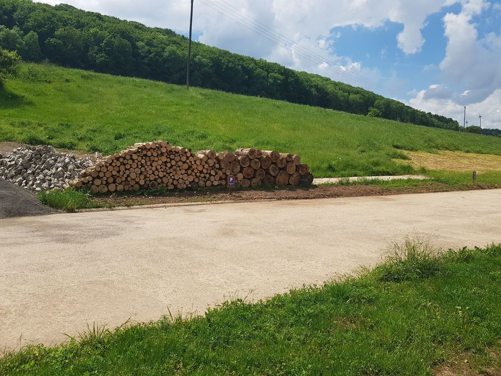 Befestigter Platz im Enztal mit Zugang zur Enz