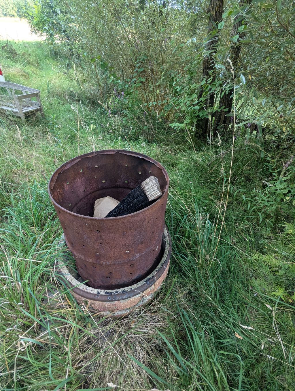 Un paesaggio idilliaco nei pressi di Bamberga, con un laghetto e meli