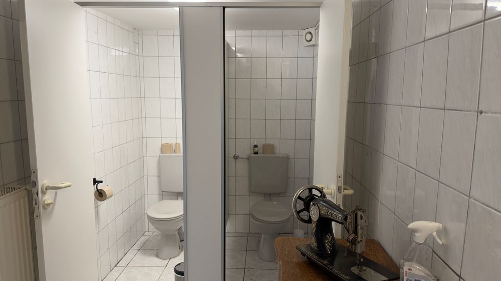 Mini campamento en una antigua granja con instalaciones sanitarias y electricidad