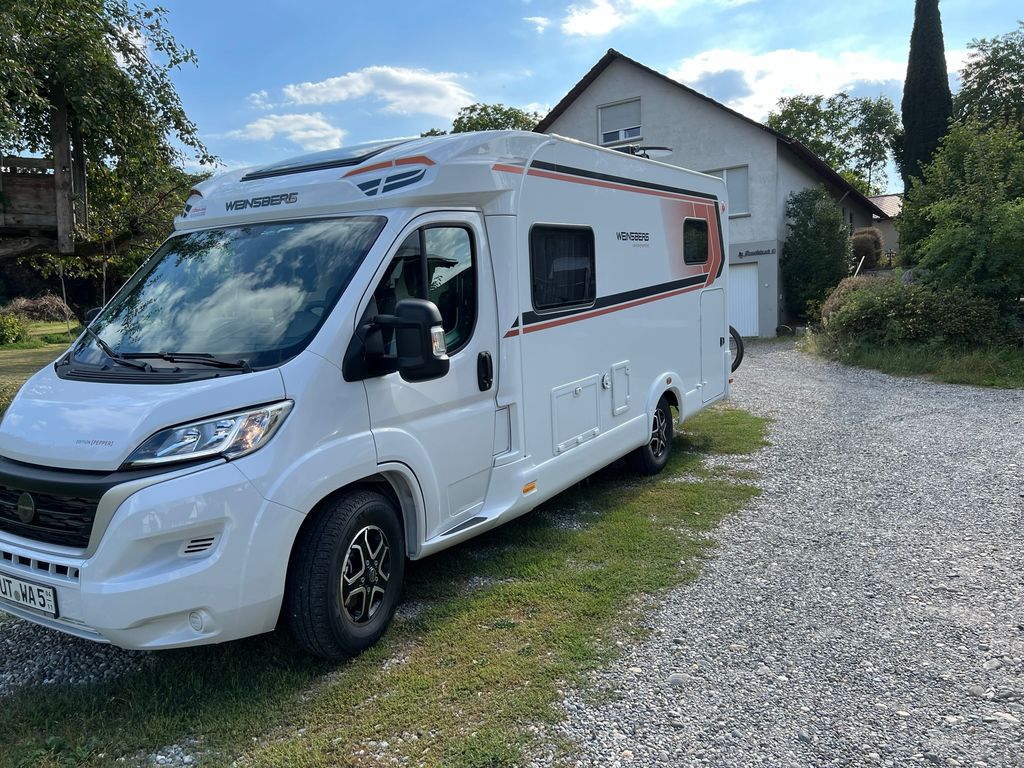 Camping para caravanas al borde del bosque