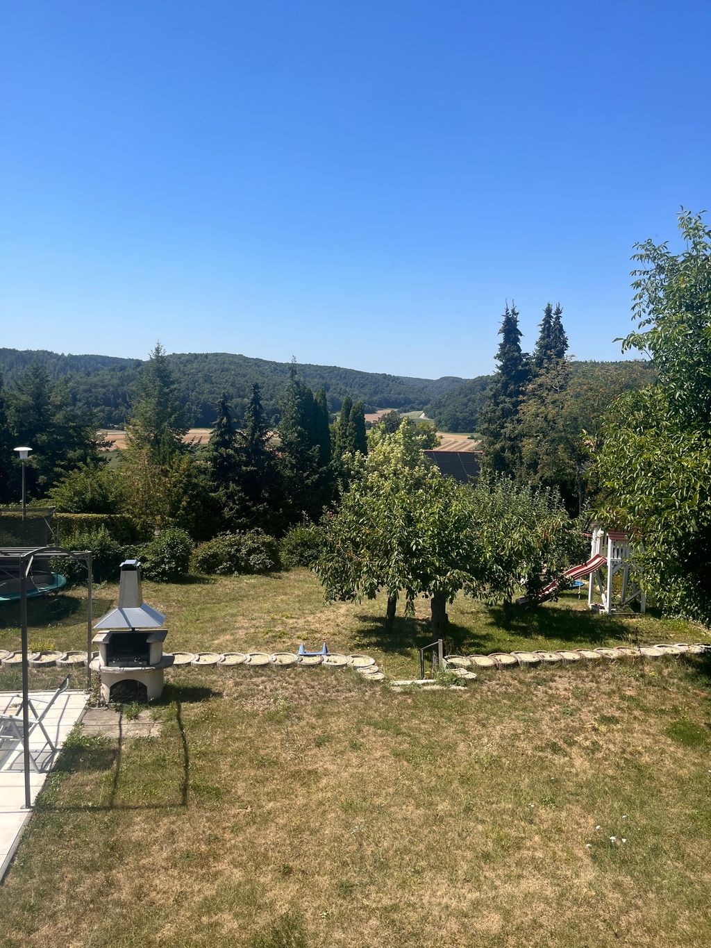 Garten vorne (Grillplatz und Zeltmöglichkeiten)