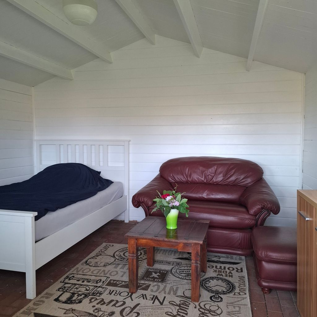Kleine Holzhütte nahe Rostock mitten im Grünen