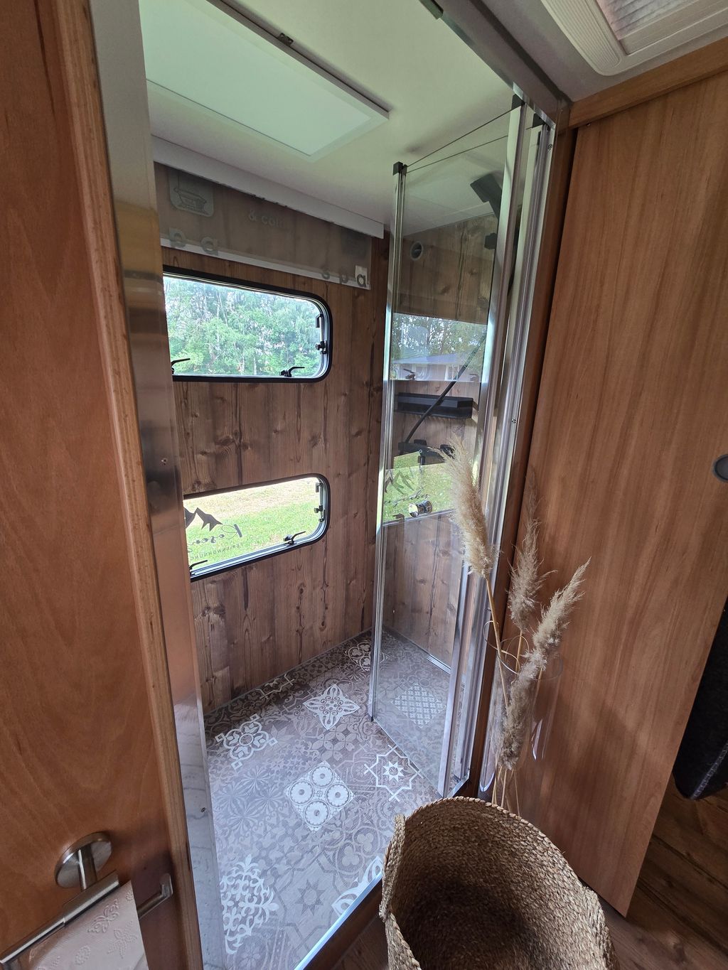 Caravana de lujo con piscina e hidromasaje en el campo
