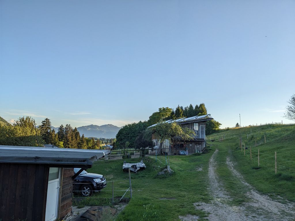 Stellplatz auf dem Bauernhof bei den Pferden