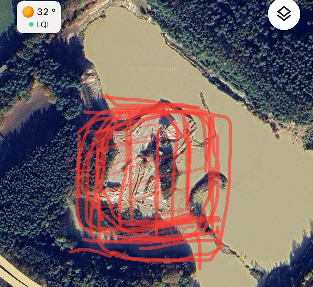 Camping au bord d'un plan d'eau vert