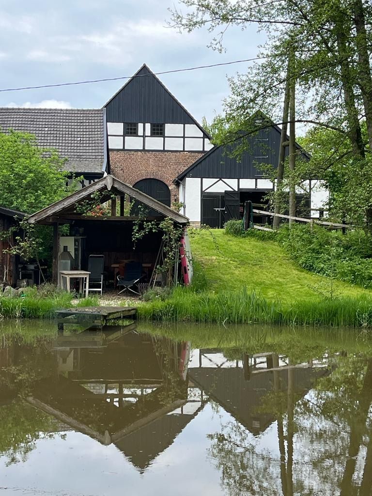 Parcela junto a pasto para caballos y estanque natural
