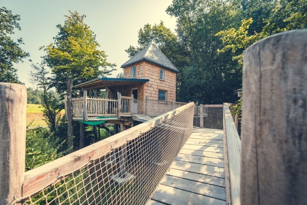 Nachhaltiges Baumhaus am Waldrand