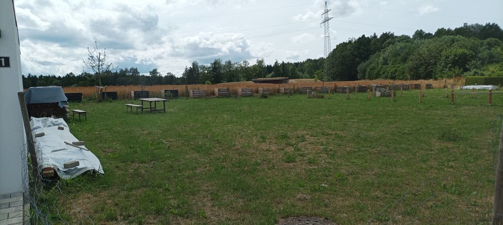 Parcela ajardinada natural a las afueras del pueblo