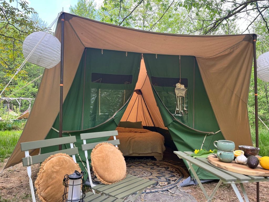 Tienda de glamping autosuficiente en un rincón apartado del bosque