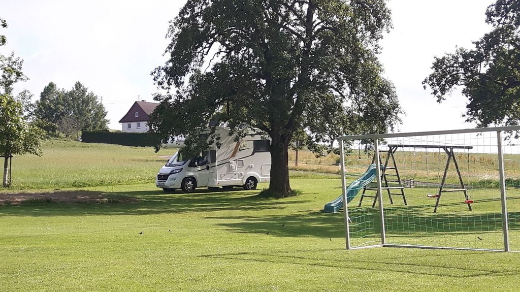 Acampar en una granja de vacaciones en el interior del Lago de Constanza