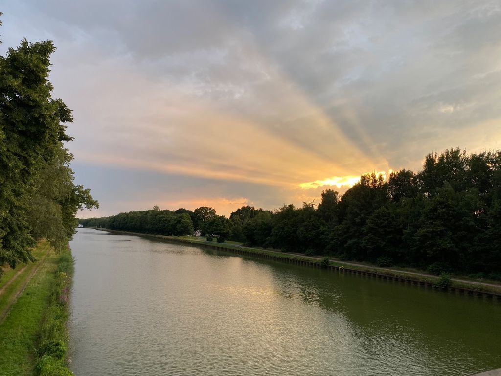Granja en el canal Mittelland de Münsterland