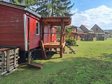 Casa minuscola "Ab-Hänger" in campagna vicino agli animali