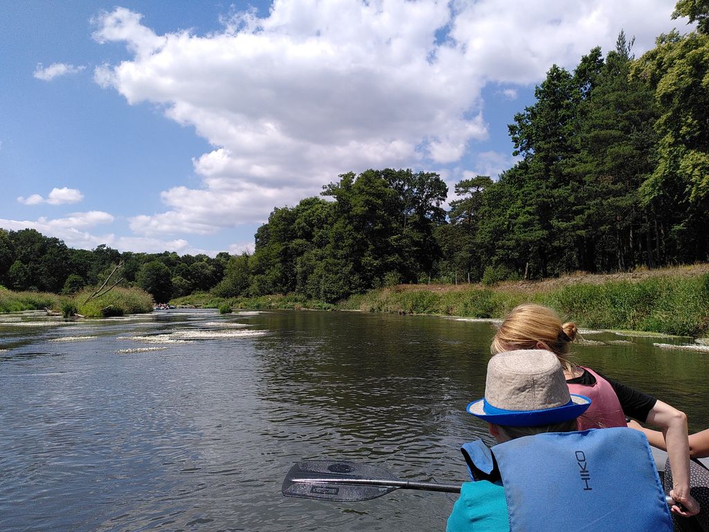 Paddeln auf der Neiße. Der Grenzfluss zu Polen fließt meist durch unbewohntes Gebiet.