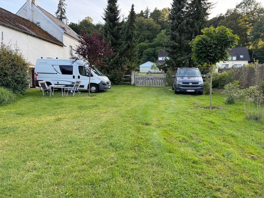 Mini campamento en una antigua granja con instalaciones sanitarias y electricidad