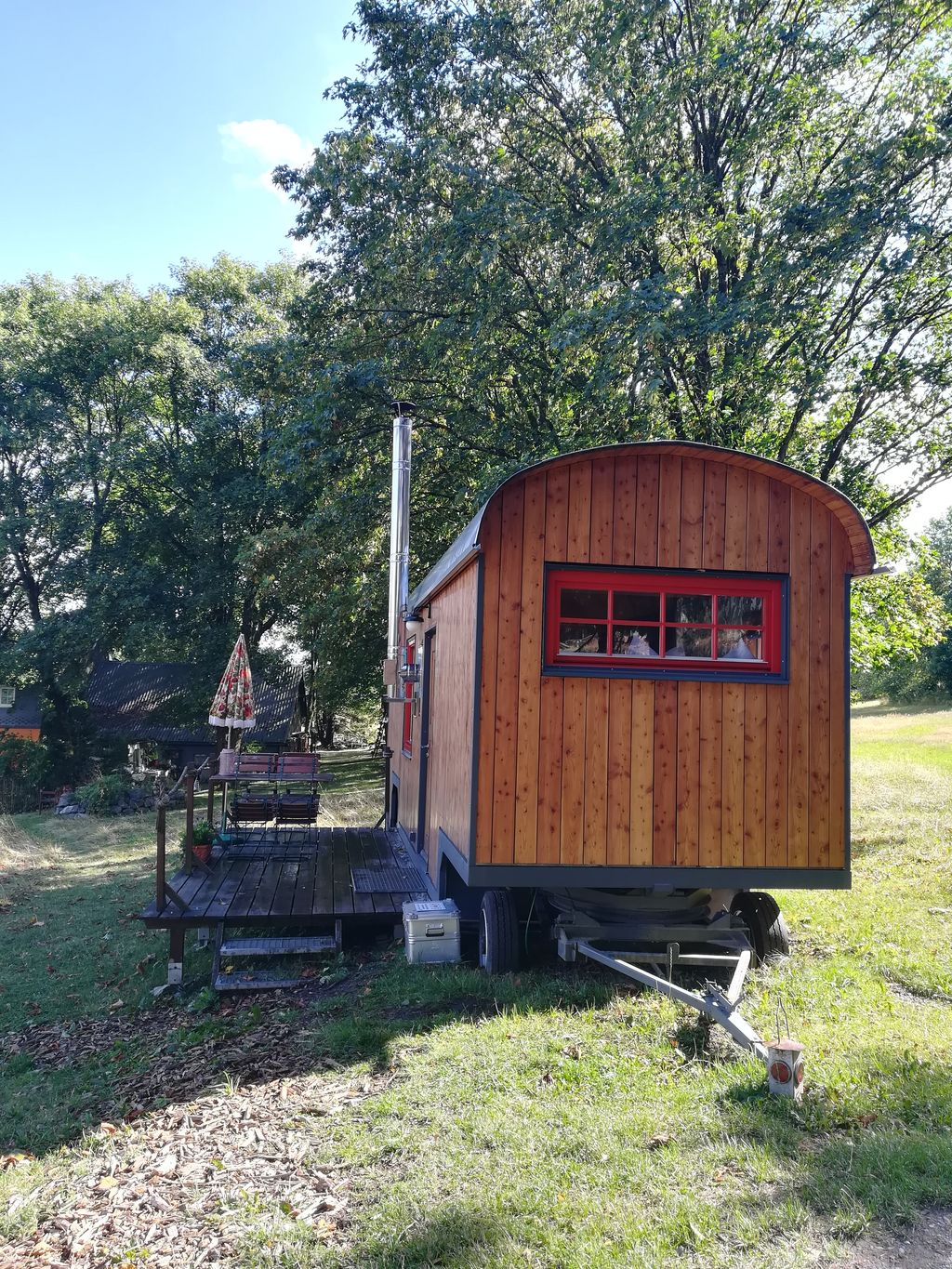 Casa minuscola nella Foresta della Franconia, proprio ai margini del bosco