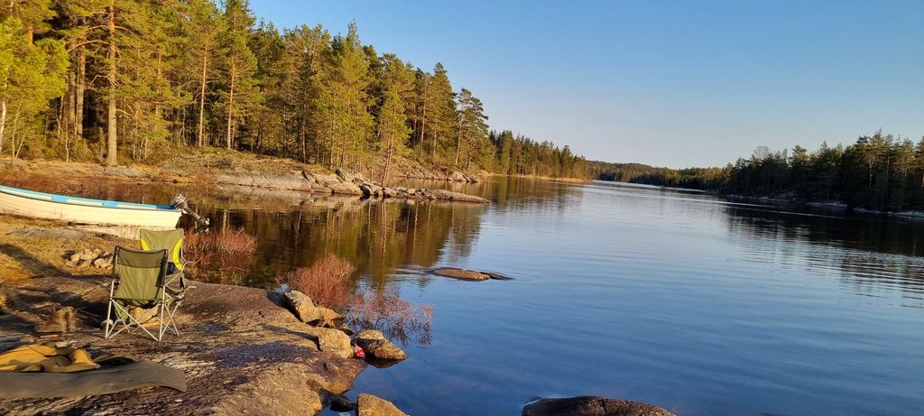 Campamento en plena naturaleza sueca junto al lago