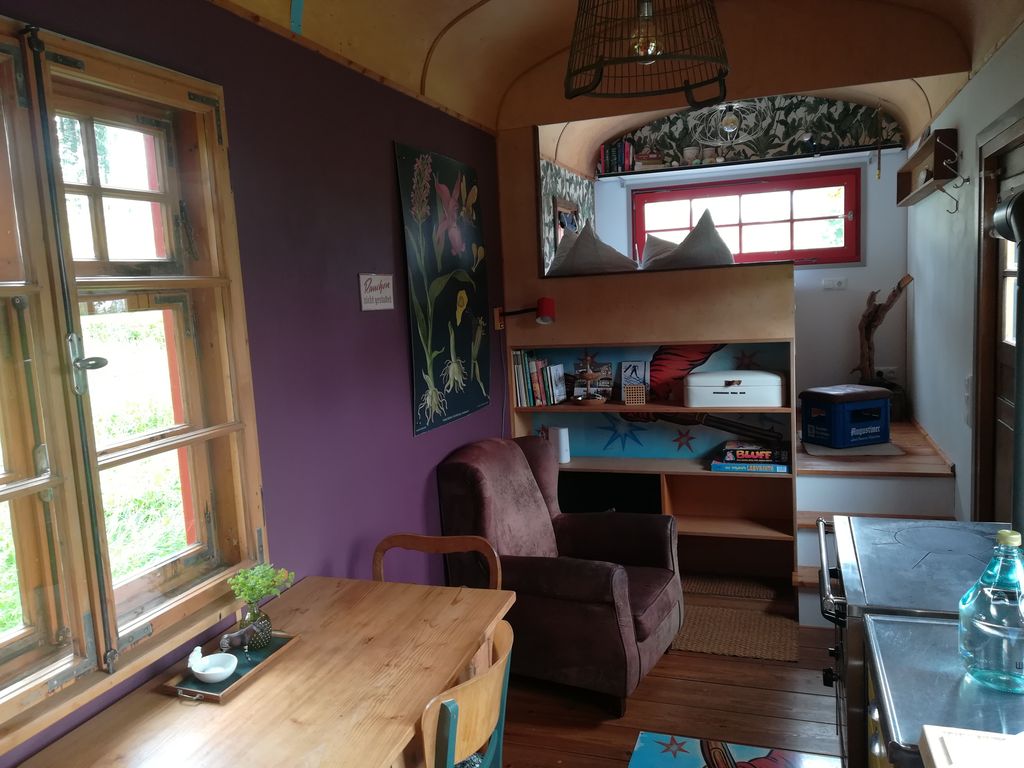 Casa minuscola nella Foresta della Franconia, proprio ai margini del bosco