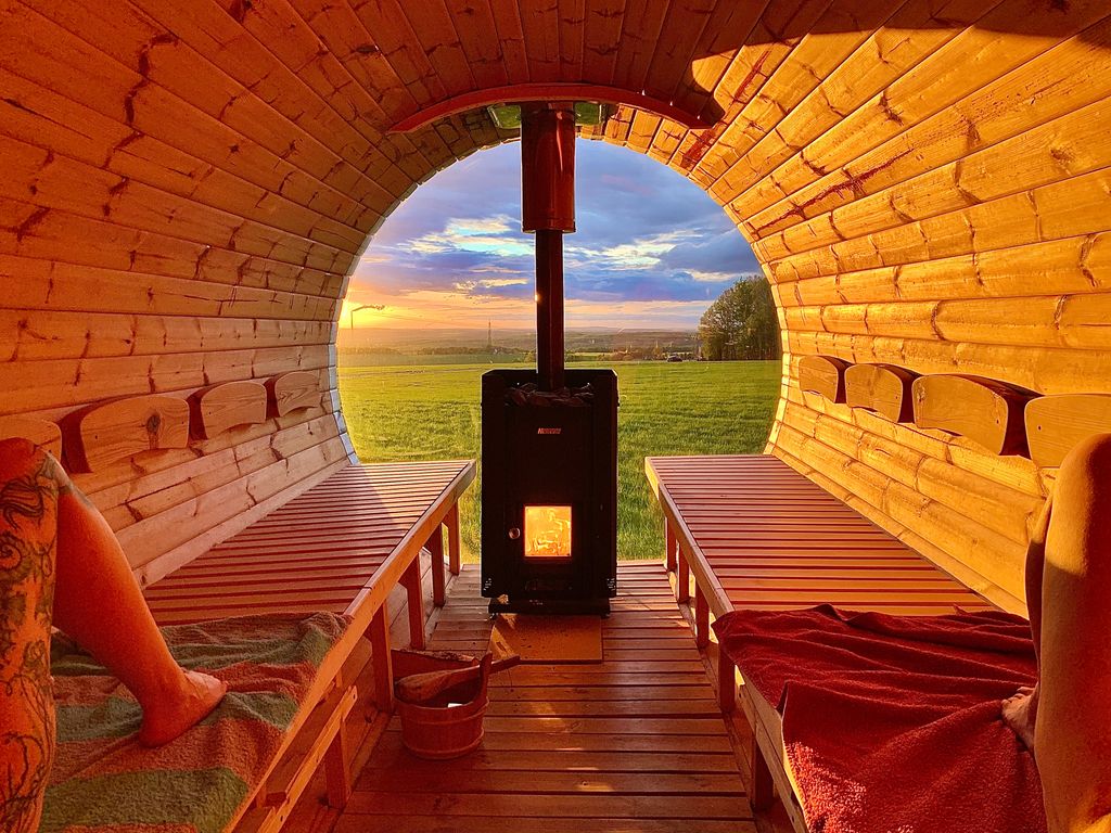 Shepherd's wagon with barrel sauna & view of Chemnitz