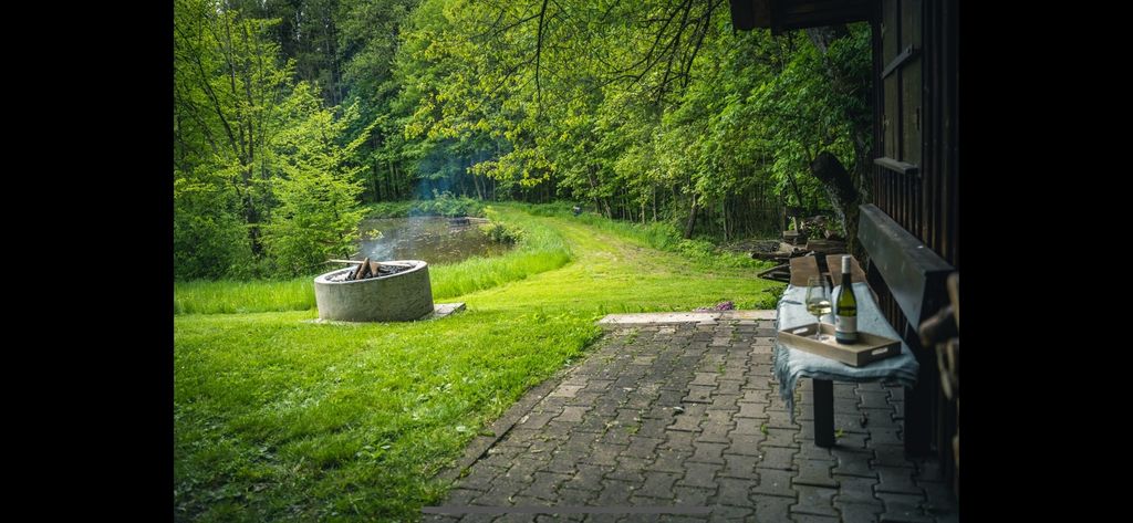 Luogo romantico ai margini del bosco con laghetto
