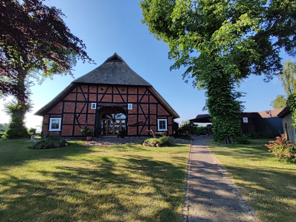 Altes Bauernhausgrundstück mit Storchennest