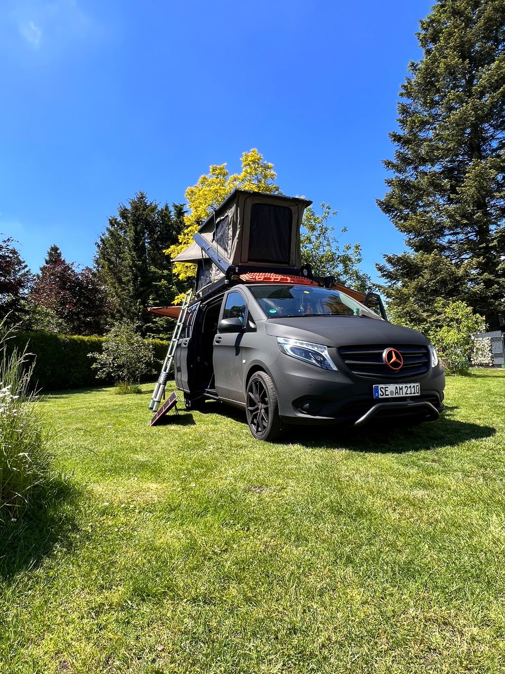 Parcela junto a caballos detrás de la casa