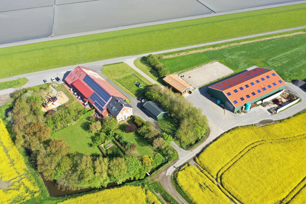 Granja camping directamente en el dique del Mar del Norte