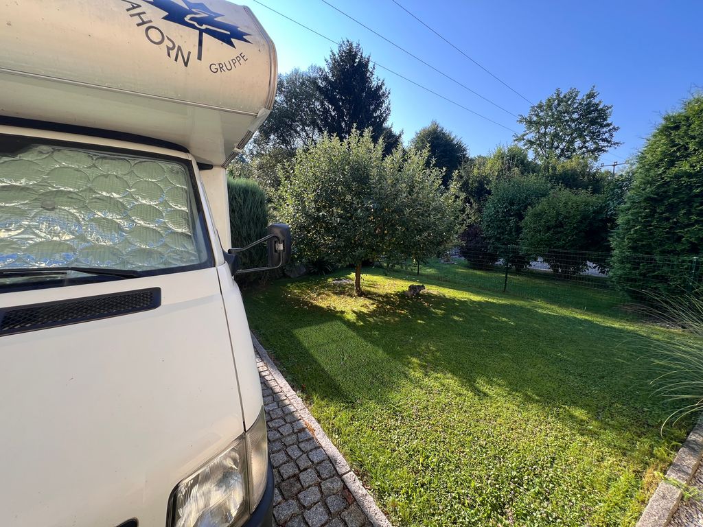 Campamento con bañera de madera y terraza en el bosque, en el valle del Mulde