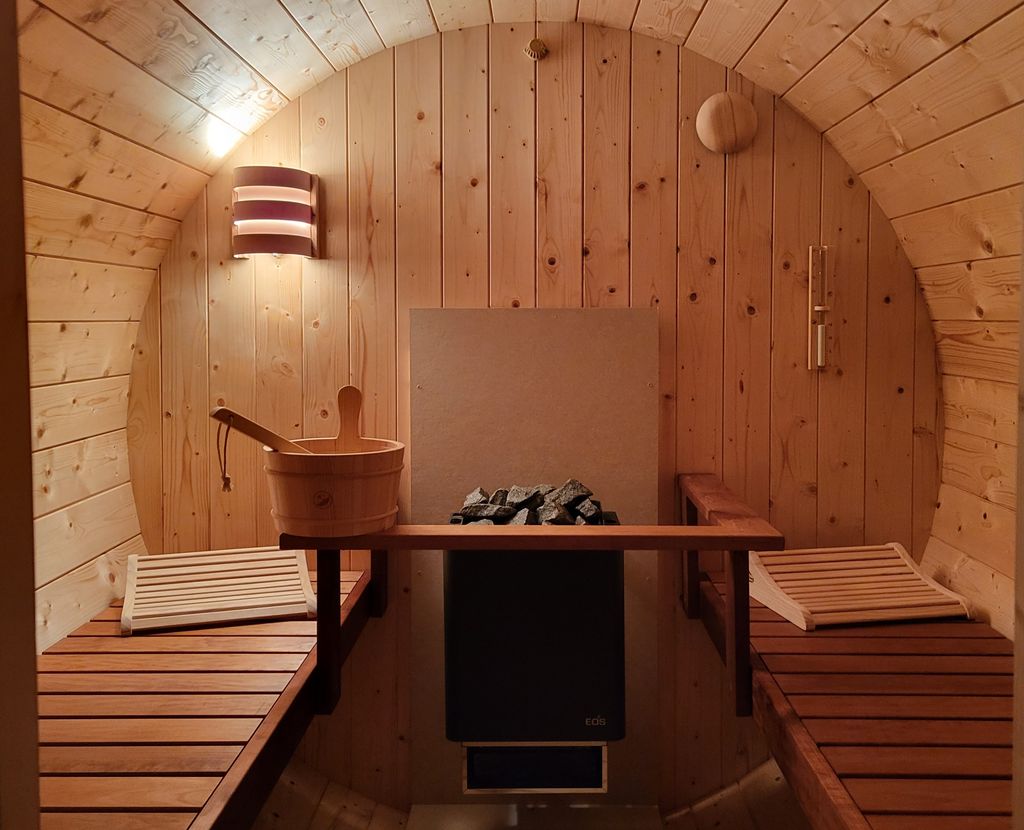 Jardín de hierbas con solárium y jacuzzi