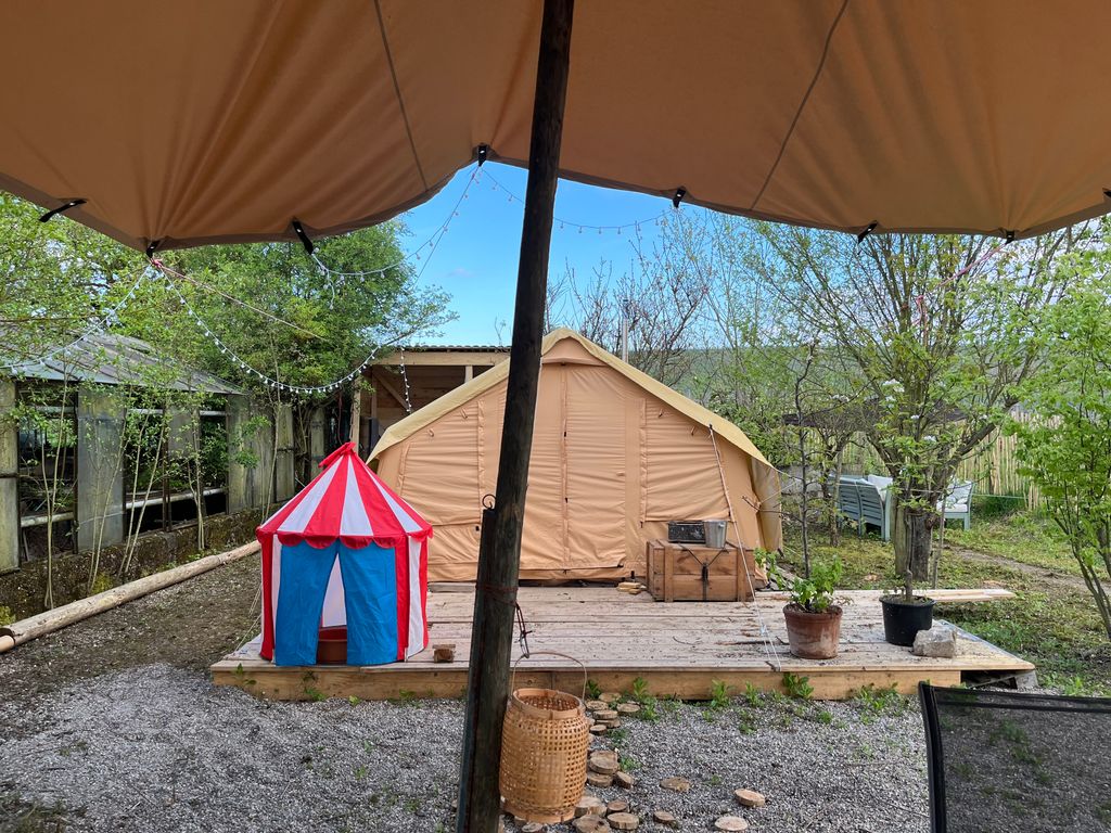 Rheingau-Idylle: Geräumiges Zelt in den Weinbergen