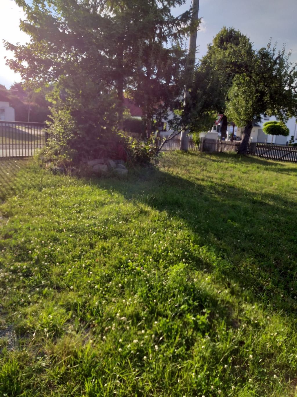 Camper en bordure de village sur une prairie fauchée