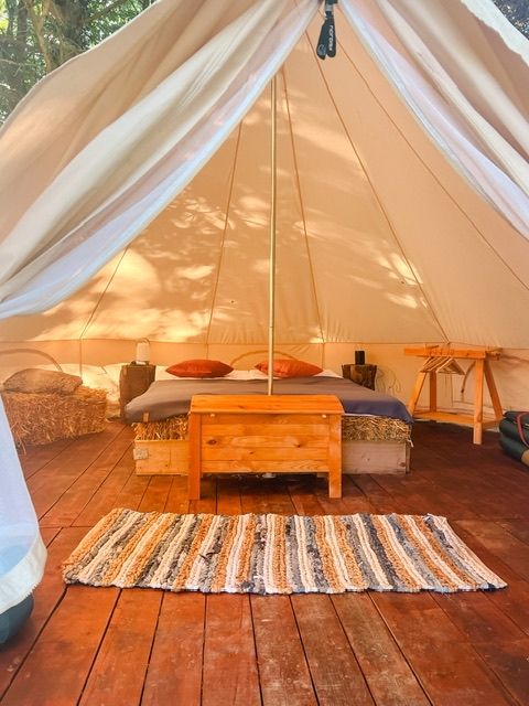 Emplacement de groupe - Tentes de glamping dans l'Eifel volcanique