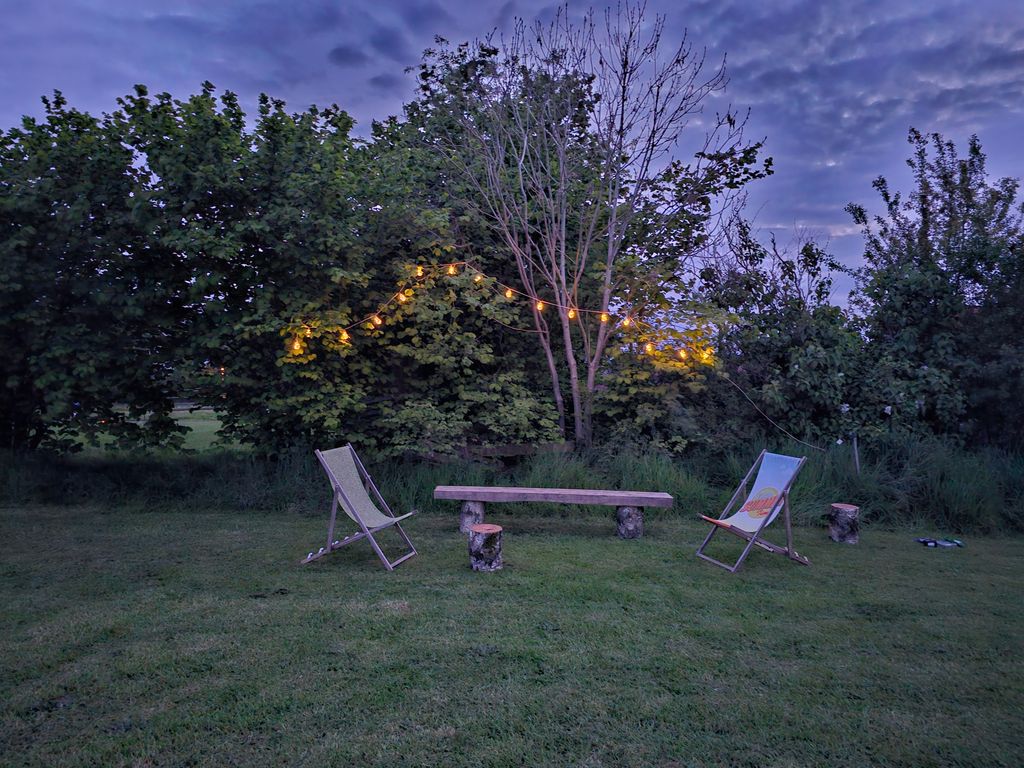 Camping rustique dans les prés avec une vue verdoyante