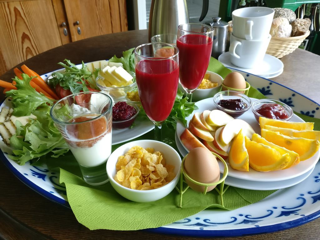 Pasar la noche bajo árboles frutales con un café ecológico al lado