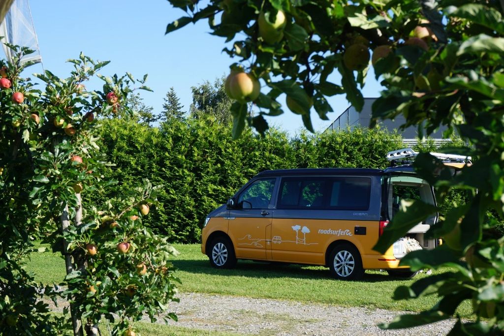 Camping con vistas al lago Constanza manzanos