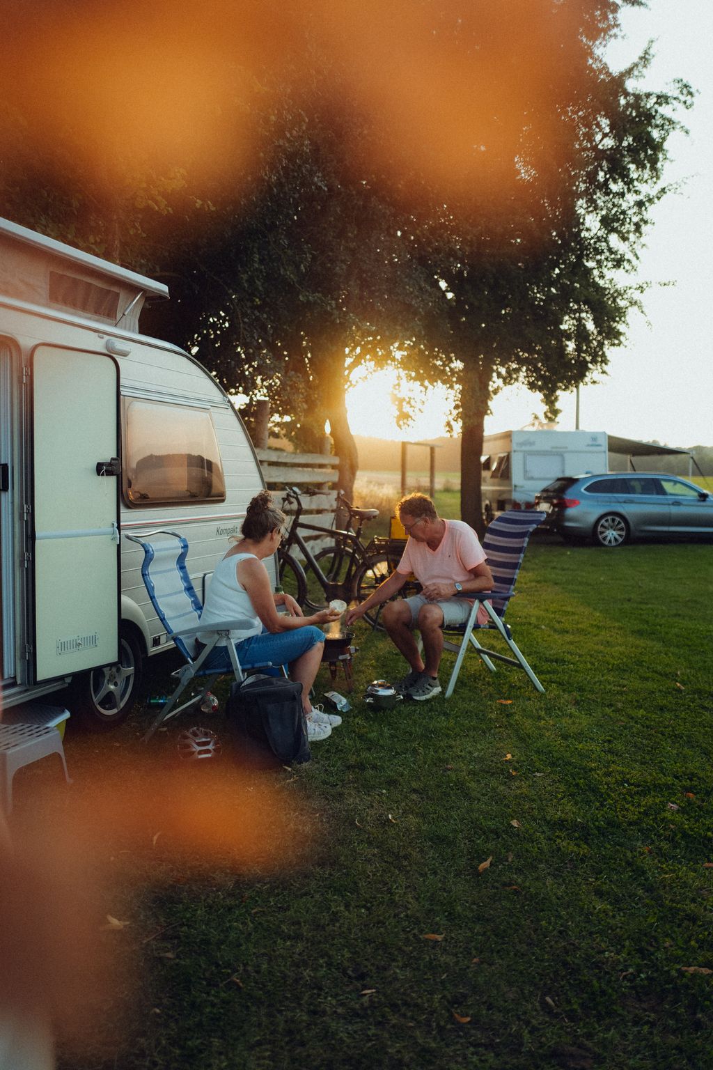 Camp au bord d'un champ avec vue panoramique