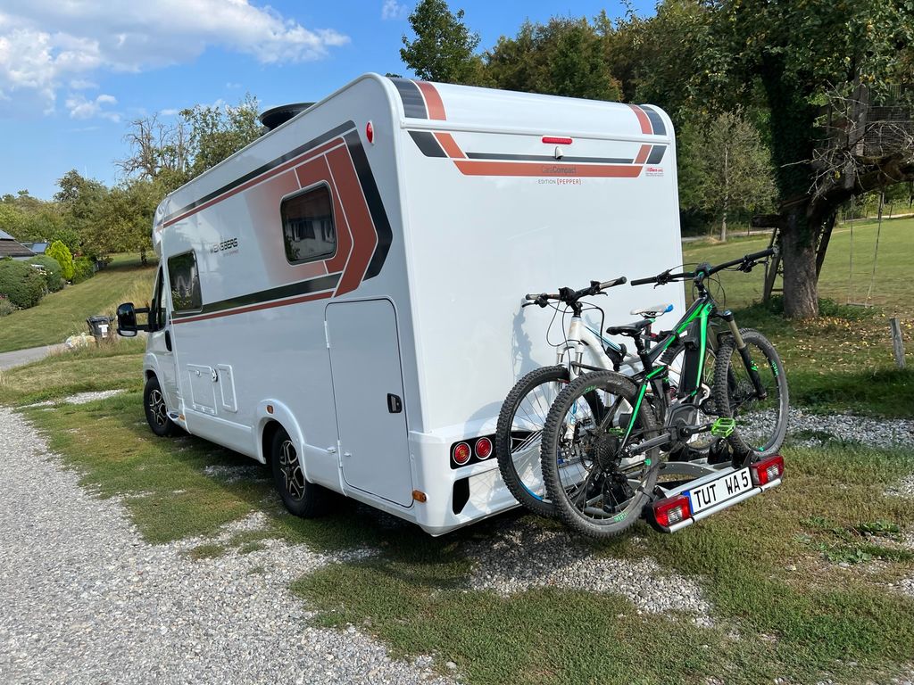 Camping para caravanas al borde del bosque