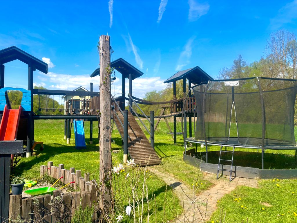 Klettergerüst, Trampolin, Spielhaus, Sandkasten