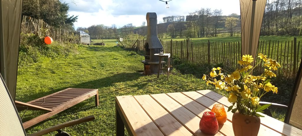 Idyllische Wiese am Bach mit Ausblick und Hütte